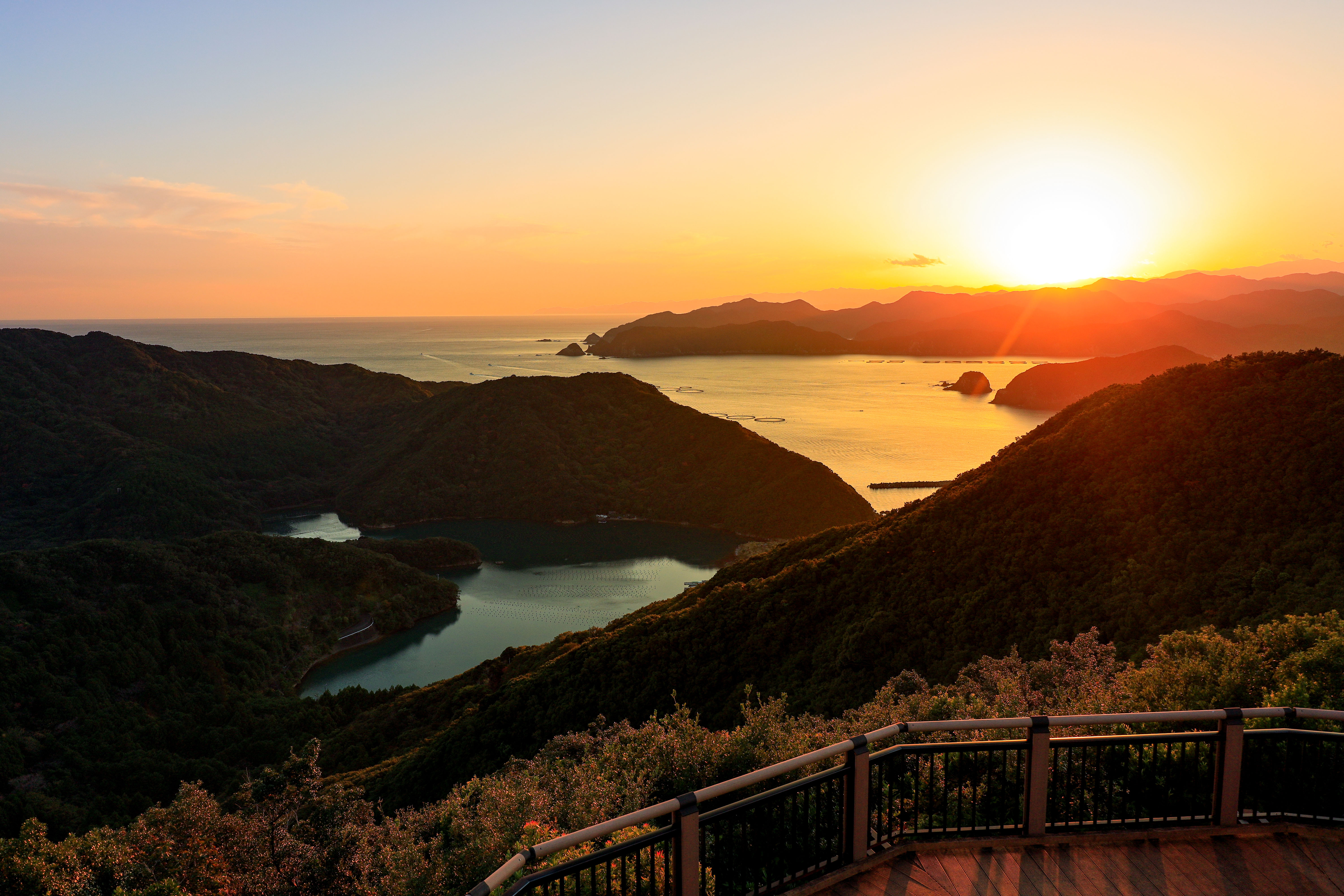 無料壁紙 見江島展望台から眺める夕焼け。PCとデスクトップ壁紙に最適な4K高画質の無料壁紙。三重県南伊勢町の鵜倉園地で撮影したフリー写真素材
