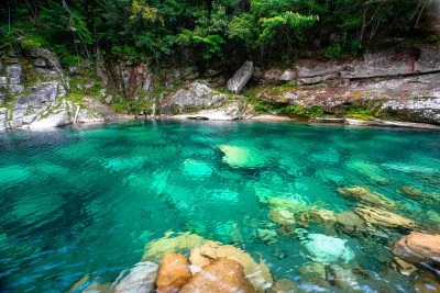 無料壁紙 奇跡の清流。PCとデスクトップ壁紙に最適な4K高画質の無料壁紙。三重県紀北町の銚子川で撮影したフリー写真素材