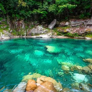 無料壁紙 奇跡の清流。PCとデスクトップ壁紙に最適な4K高画質の無料壁紙。三重県紀北町の銚子川で撮影したフリー写真素材