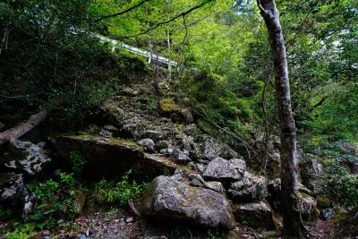 無料壁紙 魚飛渓の出入り口。PCとデスクトップ壁紙に最適な4K高画質の無料壁紙。三重県紀北町の銚子川で撮影したフリー写真素材