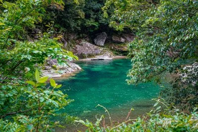 無料壁紙 ちらっと見える魚飛渓。PCとデスクトップ壁紙に最適な4K高画質の無料壁紙。三重県紀北町の銚子川で撮影したフリー写真素材