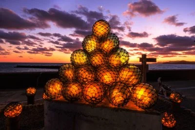 無料壁紙 ビン玉の夜景と三日月。PCとデスクトップ壁紙に最適な4K高画質の無料壁紙。三重県志摩市のビン玉ロードで撮影したフリー写真素材