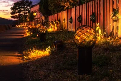 無料壁紙 ビン玉ロードの夜道。PCとデスクトップ壁紙に最適な4K高画質の無料壁紙。三重県志摩市のビン玉ロードで撮影したフリー写真素材