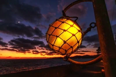 無料壁紙 温かい光のビン玉。PCとデスクトップ壁紙に最適な4K高画質の無料壁紙。三重県志摩市のビン玉ロードで撮影したフリー写真素材