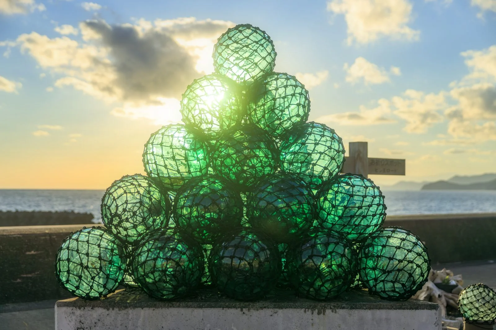 無料壁紙 点灯前のビン玉たち。PCとデスクトップ壁紙に最適な4K高画質の無料壁紙。三重県志摩市のビン玉ロードで撮影したフリー写真素材