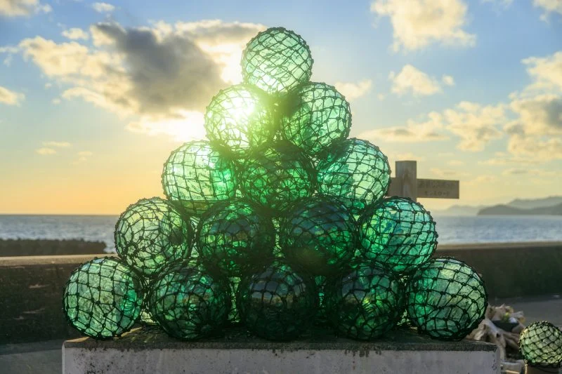 無料壁紙 点灯前のビン玉たち。PCとデスクトップ壁紙に最適な4K高画質の無料壁紙。三重県志摩市のビン玉ロードで撮影したフリー写真素材