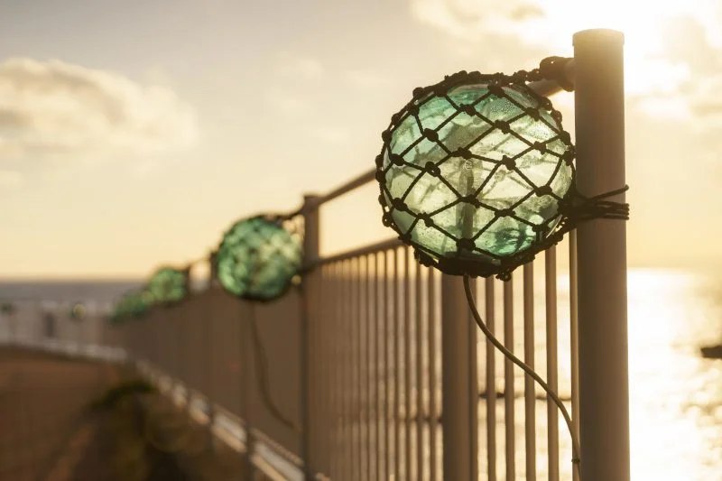 無料壁紙 夕陽に照らされるビン玉。PCとデスクトップ壁紙に最適な4K高画質の無料壁紙。三重県志摩市のビン玉ロードで撮影したフリー写真素材