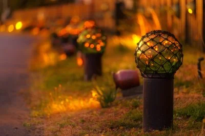 無料壁紙 ライトアップされた散歩道。PCとデスクトップ壁紙に最適な4K高画質の無料壁紙。三重県志摩市のビン玉ロードで撮影したフリー写真素材