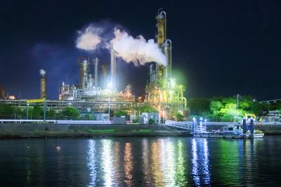 無料壁紙 クルーズから眺める工場夜景の絶景。PCとデスクトップ壁紙に最適な4K高画質の無料壁紙。三重県四日市市の四日市コンビナート夜景クルーズで撮影したフリー写真素材