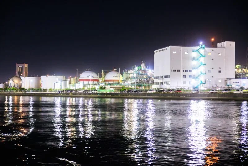無料壁紙 クルーズから眺める霞ヶ浦の工場夜景。PCとデスクトップ壁紙に最適な4K高画質の無料壁紙。三重県四日市市の四日市コンビナート夜景クルーズで撮影したフリー写真素材