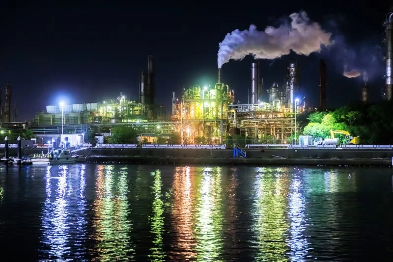 無料壁紙 クルーズから眺める工場夜景。PCとデスクトップ壁紙に最適な4K高画質の無料壁紙。三重県四日市市の四日市コンビナート夜景クルーズで撮影したフリー写真素材