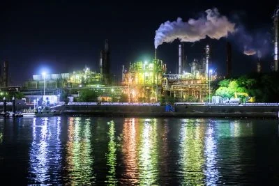 無料壁紙 クルーズから眺める工場夜景。PCとデスクトップ壁紙に最適な4K高画質の無料壁紙。三重県四日市市の四日市コンビナート夜景クルーズで撮影したフリー写真素材