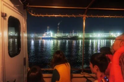 無料壁紙 乗船の様子。PCとデスクトップ壁紙に最適な4K高画質の無料壁紙。三重県四日市市の四日市コンビナート夜景クルーズで撮影したフリー写真素材