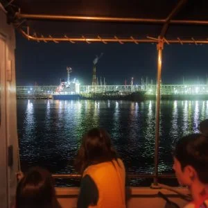 無料壁紙 乗船の様子。PCとデスクトップ壁紙に最適な4K高画質の無料壁紙。三重県四日市市の四日市コンビナート夜景クルーズで撮影したフリー写真素材