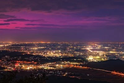 無料壁紙 マジックアワーと伊勢平野の夜景。PCとデスクトップ壁紙に最適な4K高画質の無料壁紙。三重県伊勢市の一宇田展望台で撮影したフリー写真素材