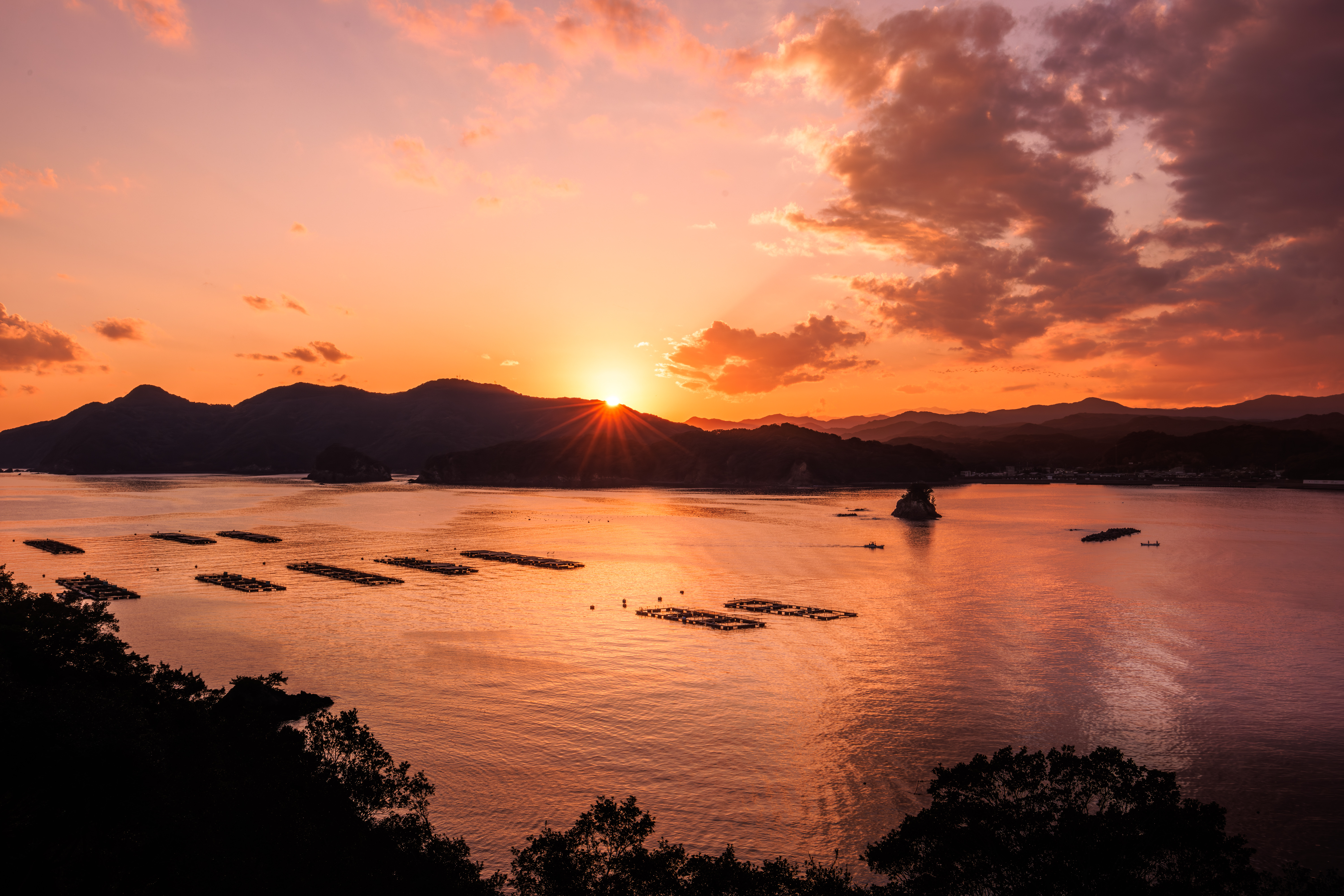 無料壁紙 展望デッキから眺める贄湾の夕焼け。PCとデスクトップ壁紙に最適な4K高画質の無料壁紙。三重県南伊勢町の中ノ磯展望台で撮影したフリー写真素材