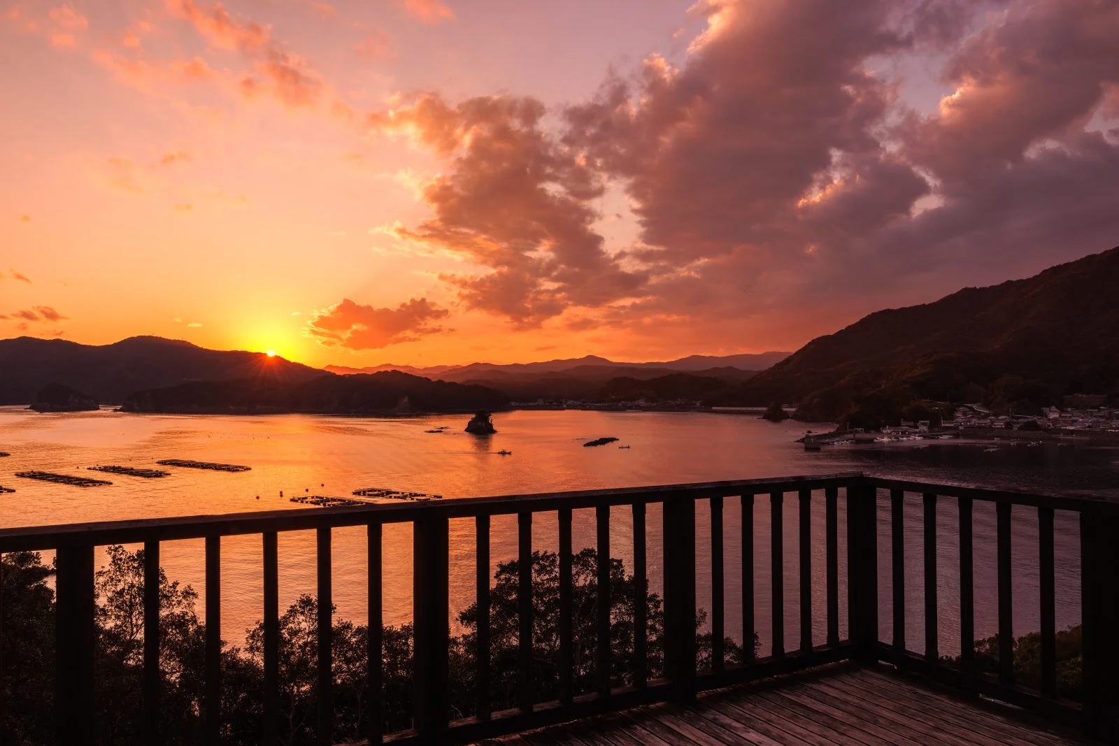 無料壁紙 真っ赤な夕焼けを展望デッキから眺める。PCとデスクトップ壁紙に最適な4K高画質の無料壁紙。三重県南伊勢町の中ノ磯展望台で撮影したフリー写真素材