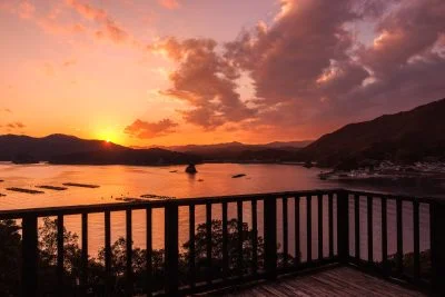 無料壁紙 真っ赤な夕焼けを展望デッキから眺める。PCとデスクトップ壁紙に最適な4K高画質の無料壁紙。三重県南伊勢町の中ノ磯展望台で撮影したフリー写真素材