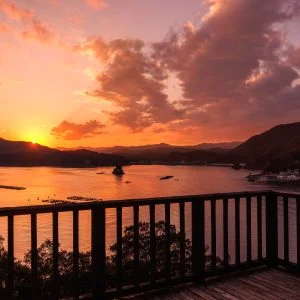 無料壁紙 真っ赤な夕焼けを展望デッキから眺める。PCとデスクトップ壁紙に最適な4K高画質の無料壁紙。三重県南伊勢町の中ノ磯展望台で撮影したフリー写真素材