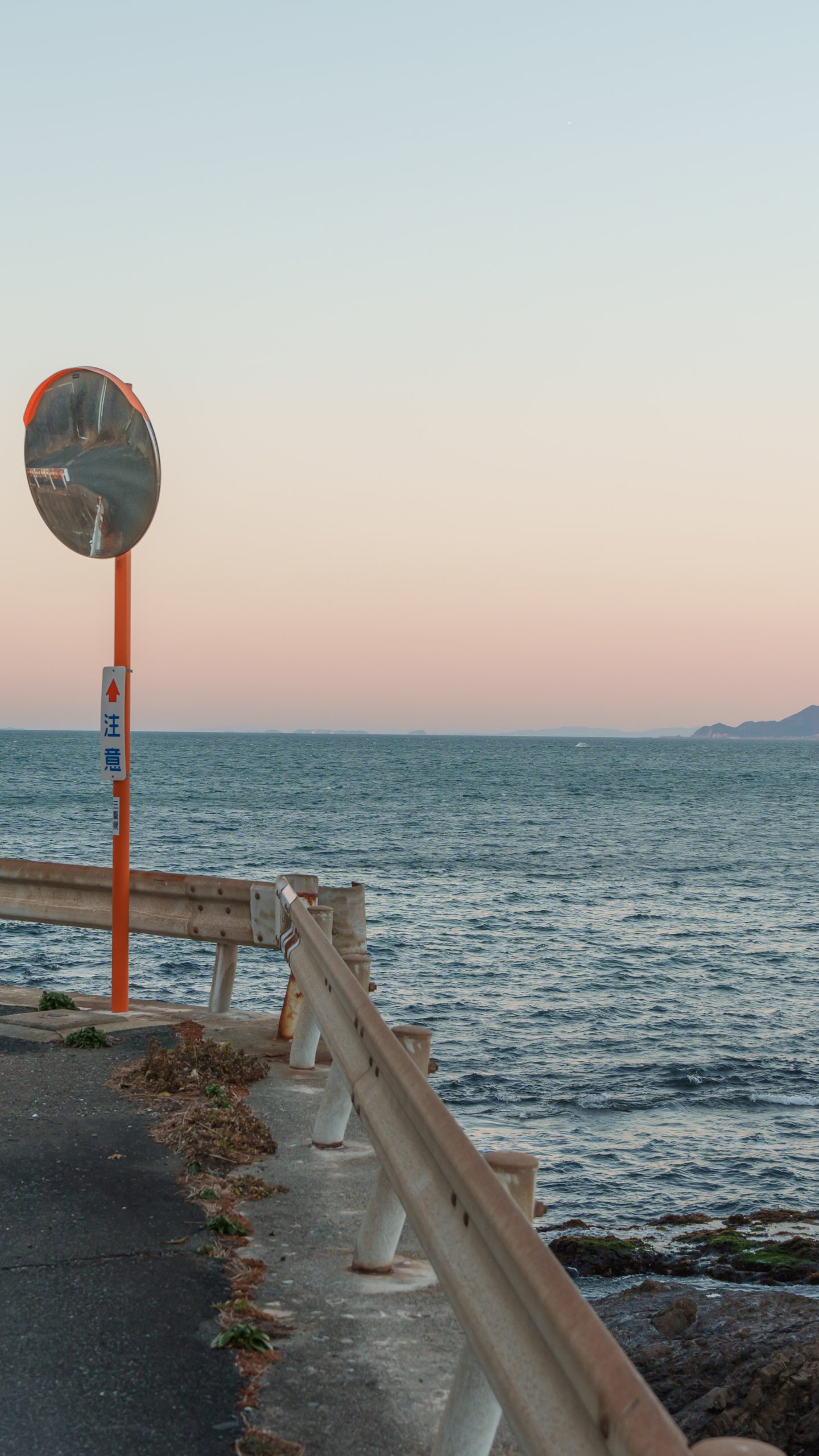 無料壁紙 海沿いの道路から夕焼けを眺める。PCとデスクトップ壁紙に最適な4K高画質の無料壁紙。三重県鳥羽市の石鏡町で撮影したフリー写真素材