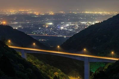 無料壁紙 蒼滝大橋から眺める夜景。PCとデスクトップ壁紙に最適な4K高画質の無料壁紙。三重県菰野町の鈴鹿スカイラインで撮影したフリー写真素材