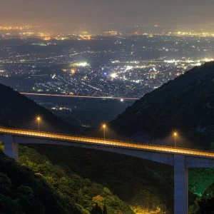 無料壁紙 蒼滝大橋から眺める夜景。PCとデスクトップ壁紙に最適な4K高画質の無料壁紙。三重県菰野町の鈴鹿スカイラインで撮影したフリー写真素材