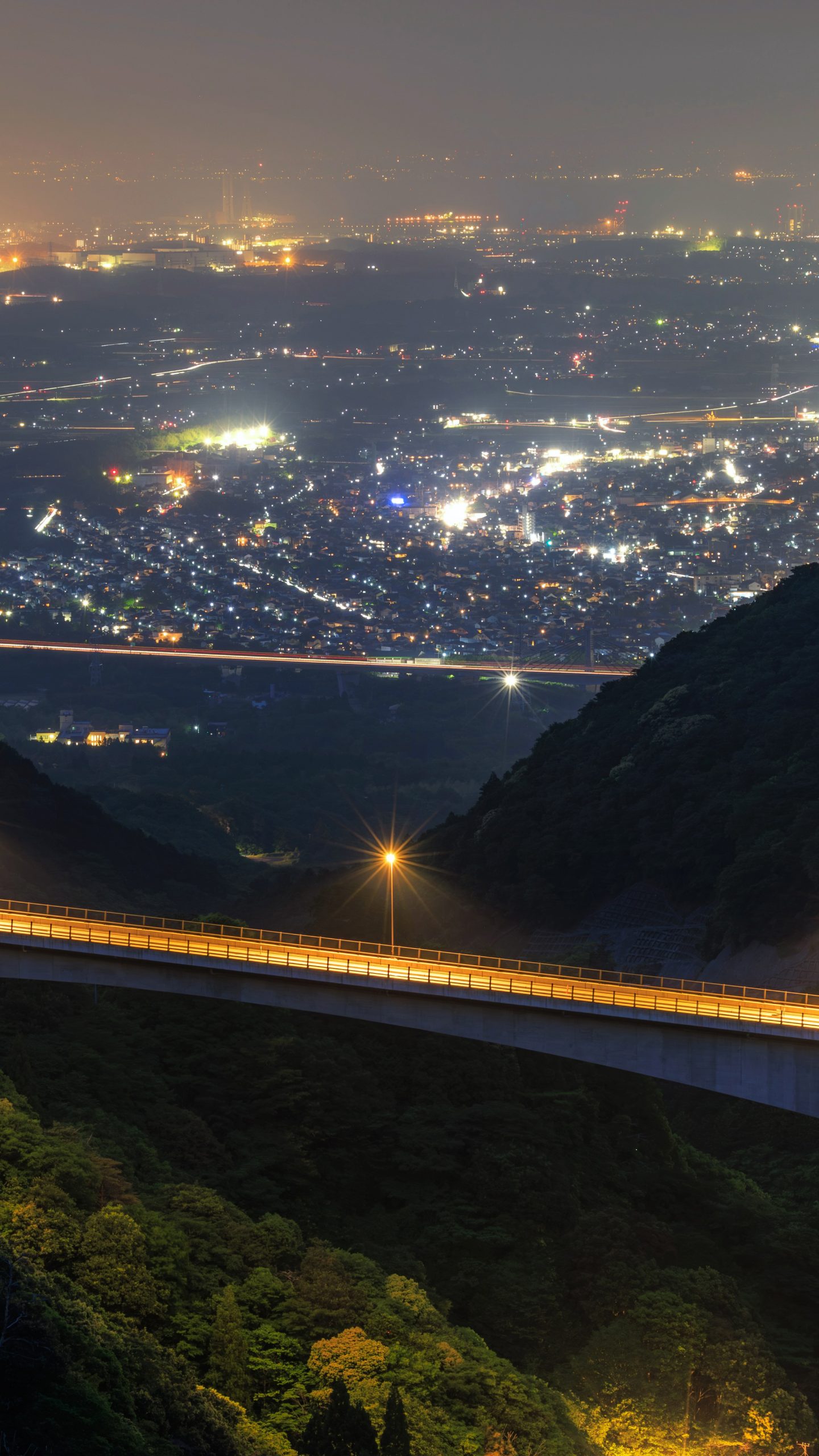 無料壁紙 蒼滝大橋から眺める夜景。PCとデスクトップ壁紙に最適な4K高画質の無料壁紙。三重県菰野町の鈴鹿スカイラインで撮影したフリー写真素材