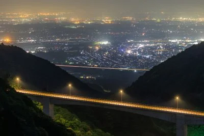 無料壁紙 湯の山かもしか大橋と夜景。PCとデスクトップ壁紙に最適な4K高画質の無料壁紙。三重県菰野町の鈴鹿スカイラインで撮影したフリー写真素材