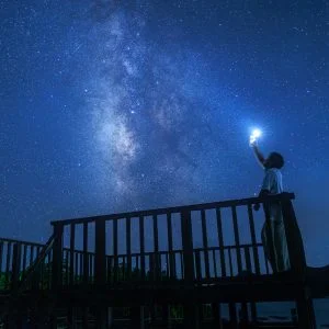 無料壁紙 天の川に近づける展望台。PCとデスクトップ壁紙に最適な4K高画質の無料壁紙。三重県南伊勢町の中ノ磯展望台で撮影したフリー写真素材