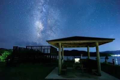 無料壁紙 公園の広場と天の川。PCとデスクトップ壁紙に最適な4K高画質の無料壁紙。三重県南伊勢町の中ノ磯展望台で撮影したフリー写真素材