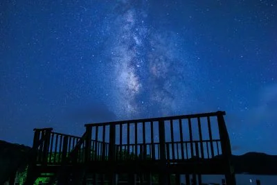 無料壁紙 展望デッキと天の川。PCとデスクトップ壁紙に最適な4K高画質の無料壁紙。三重県南伊勢町の中ノ磯展望台で撮影したフリー写真素材