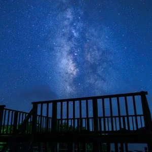 無料壁紙 展望デッキと天の川。PCとデスクトップ壁紙に最適な4K高画質の無料壁紙。三重県南伊勢町の中ノ磯展望台で撮影したフリー写真素材