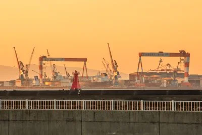 無料壁紙 朝焼けの空に染まる津日本鋼管。PCとデスクトップ壁紙に最適な4K高画質の無料壁紙。三重県津市の津エアポートラインで撮影したフリー写真素材