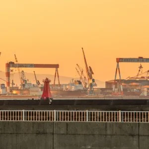 無料壁紙 朝焼けの空に染まる津日本鋼管。PCとデスクトップ壁紙に最適な4K高画質の無料壁紙。三重県津市の津エアポートラインで撮影したフリー写真素材