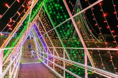 無料壁紙 光のトンネルを渡る子供たち。PCとデスクトップ壁紙に最適な4K高画質の無料壁紙。三重県紀宝町の光の祭典 in 紀宝で撮影したフリー写真素材