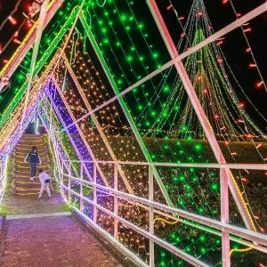 無料壁紙 光のトンネルを渡る子供たち。PCとデスクトップ壁紙に最適な4K高画質の無料壁紙。三重県紀宝町の光の祭典 in 紀宝で撮影したフリー写真素材