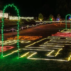 無料壁紙 迷路のようなイルミネーション。PCとデスクトップ壁紙に最適な4K高画質の無料壁紙。三重県紀宝町の光の祭典 in 紀宝で撮影したフリー写真素材