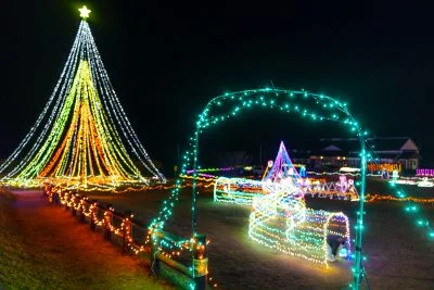 無料壁紙 道路からイルミを見下ろす。PCとデスクトップ壁紙に最適な4K高画質の無料壁紙。三重県紀宝町の光の祭典 in 紀宝で撮影したフリー写真素材