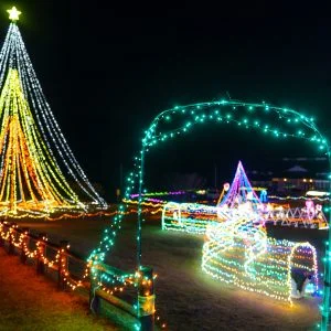 無料壁紙 道路からイルミを見下ろす。PCとデスクトップ壁紙に最適な4K高画質の無料壁紙。三重県紀宝町の光の祭典 in 紀宝で撮影したフリー写真素材