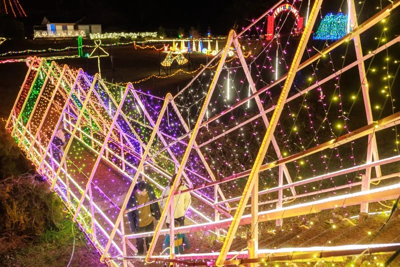 無料壁紙 光のトンネルを進む親子。PCとデスクトップ壁紙に最適な4K高画質の無料壁紙。三重県紀宝町の光の祭典 in 紀宝で撮影したフリー写真素材