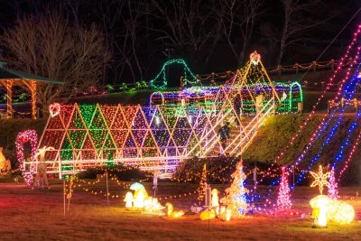 無料壁紙 光のトンネルと周辺のイルミネーション。PCとデスクトップ壁紙に最適な4K高画質の無料壁紙。三重県紀宝町の光の祭典 in 紀宝で撮影したフリー写真素材