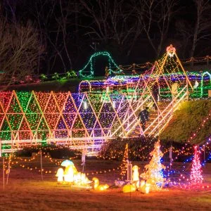 無料壁紙 光のトンネルと周辺のイルミネーション。PCとデスクトップ壁紙に最適な4K高画質の無料壁紙。三重県紀宝町の光の祭典 in 紀宝で撮影したフリー写真素材