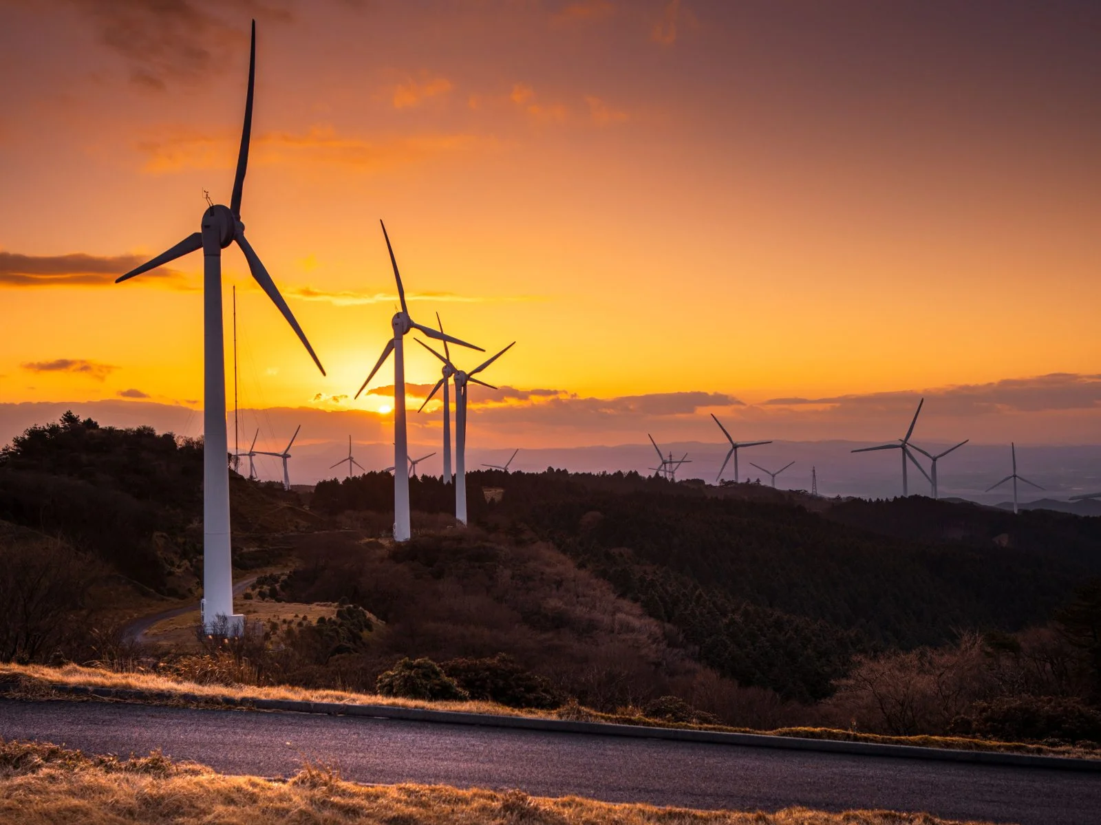無料壁紙 冬の夕焼けと風車。PCとデスクトップ壁紙に最適な4K高画質の無料壁紙。三重県津市の青山高原で撮影したフリー写真素材