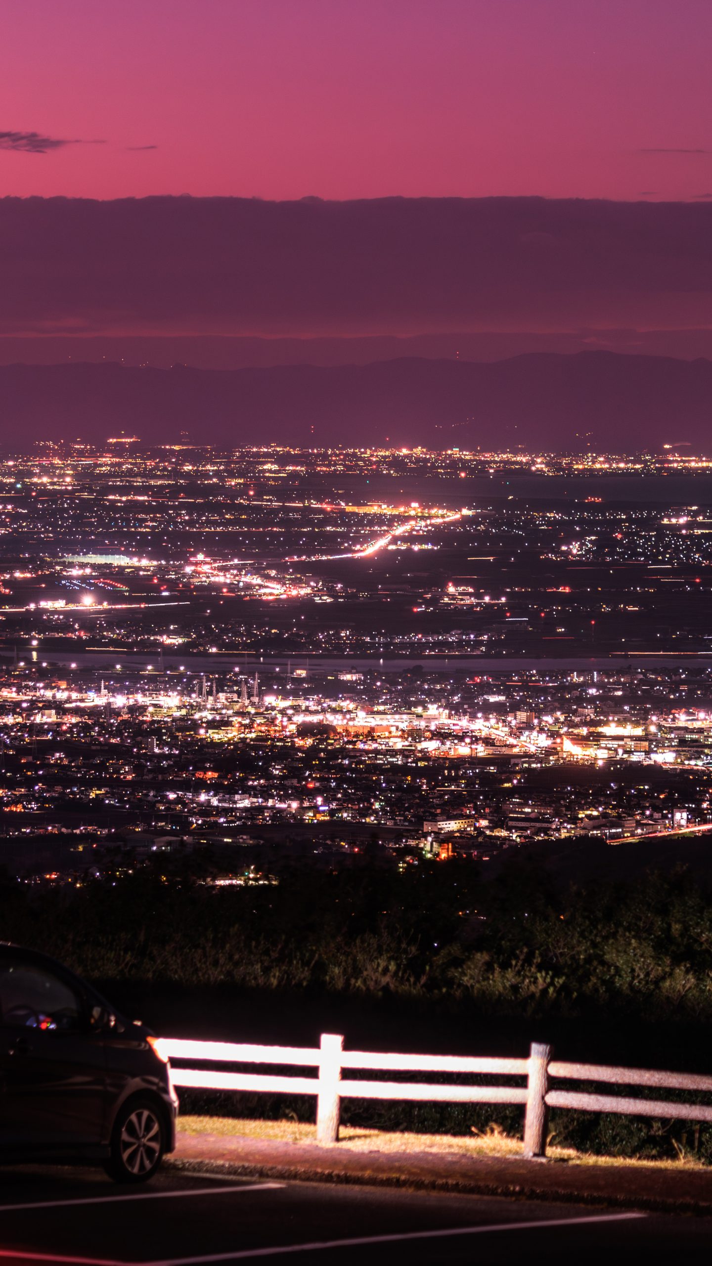 無料壁紙 展望台から眺める夜景。PCとデスクトップ壁紙に最適な4K高画質の無料壁紙。三重県伊勢市の朝熊山頂展望台で撮影したフリー写真素材