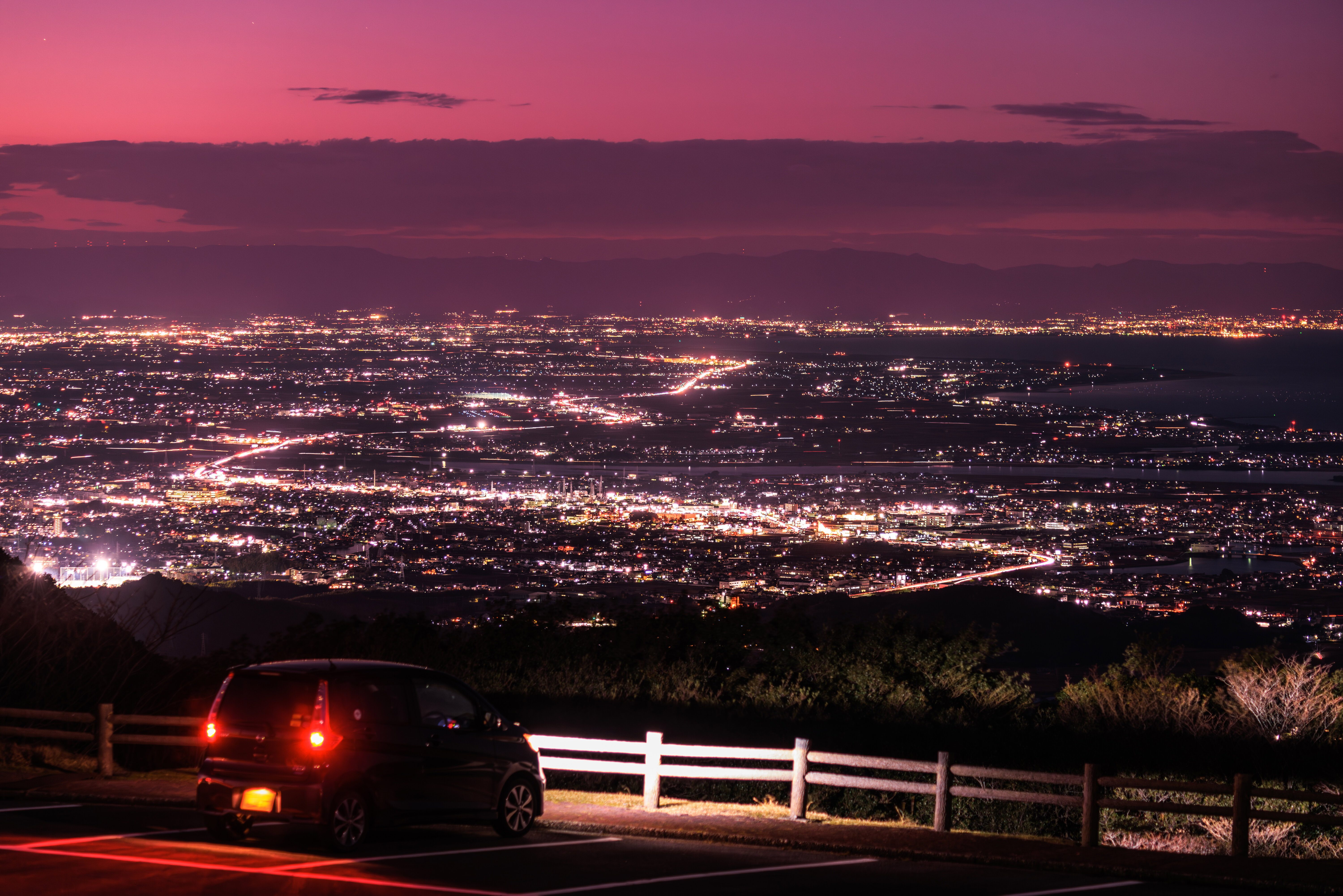 無料壁紙 展望台から眺める夜景。PCとデスクトップ壁紙に最適な4K高画質の無料壁紙。三重県伊勢市の朝熊山頂展望台で撮影したフリー写真素材