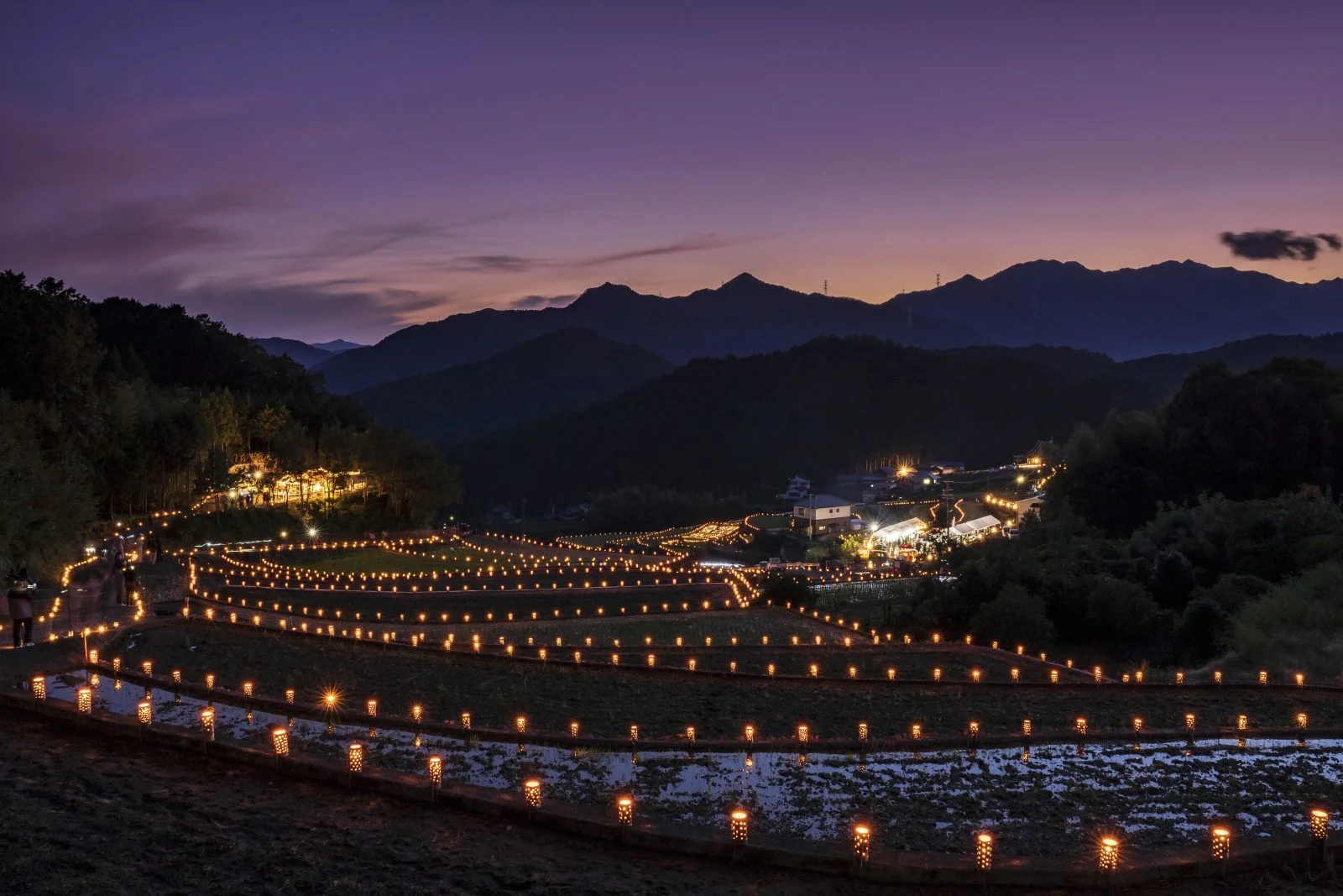 無料壁紙 だんだん田に心惹かれて...。PCとデスクトップ壁紙に最適な4K高画質の無料壁紙。三重県松阪市の深野のだんだん田で撮影したフリー写真素材