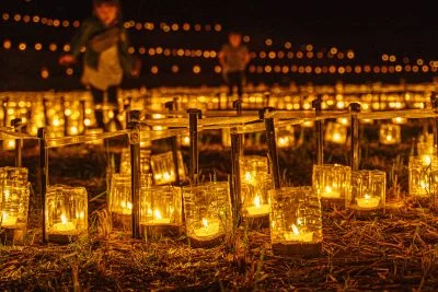 無料壁紙 灯籠に囲まれて。PCとデスクトップ壁紙に最適な4K高画質の無料壁紙。三重県松阪市の深野のだんだん田で撮影したフリー写真素材