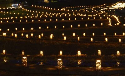 無料壁紙 灯籠に心惹かれて。PCとデスクトップ壁紙に最適な4K高画質の無料壁紙。三重県松阪市の深野のだんだん田で撮影したフリー写真素材