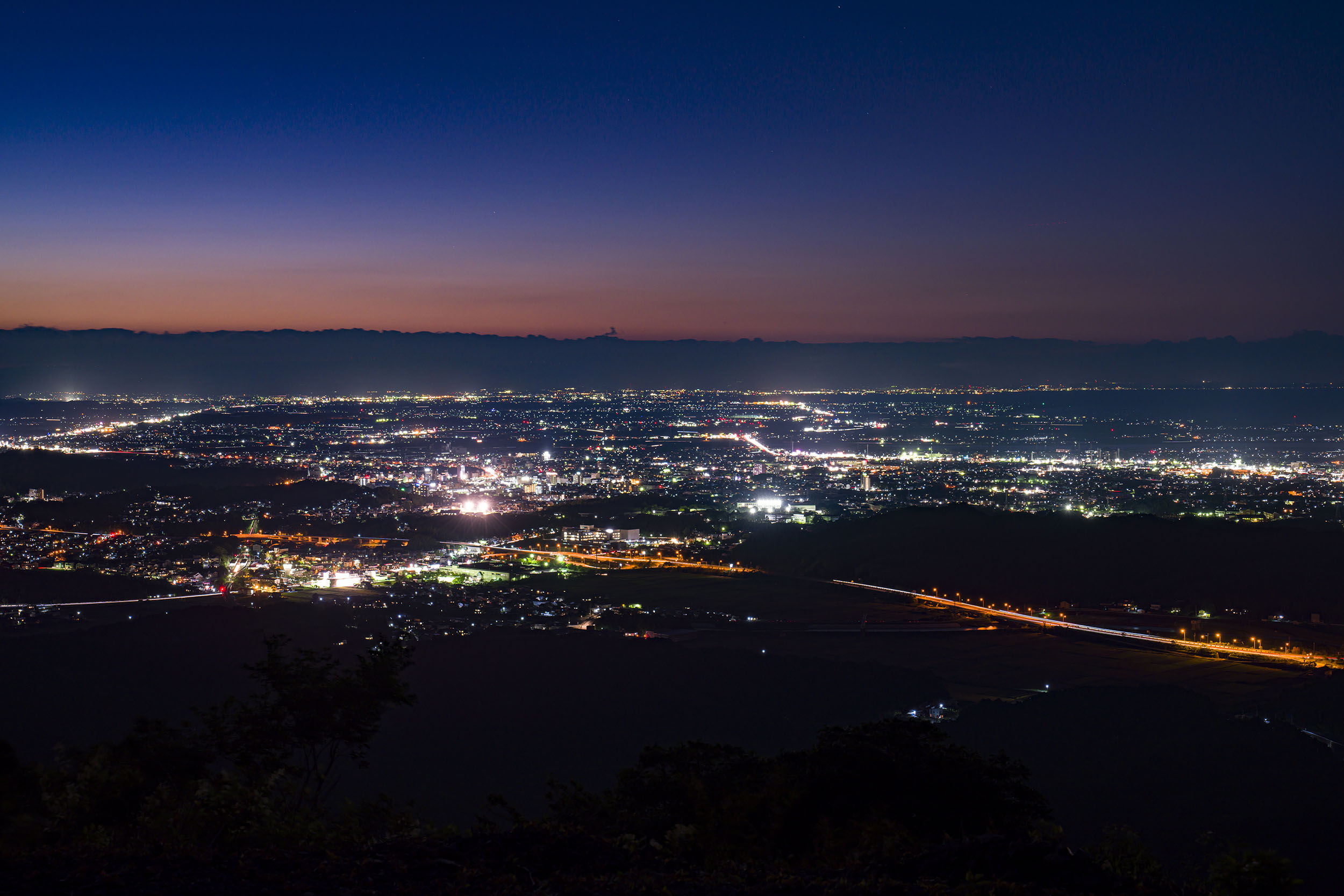 無料壁紙 一宇田展望台から眺める夜景。PCとデスクトップ壁紙に最適な4K高画質の無料壁紙。三重県伊勢市の伊勢志摩スカイラインで撮影したフリー写真素材