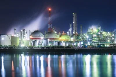 無料壁紙 工場夜景と煙。PCとデスクトップ壁紙に最適な4K高画質の無料壁紙。三重県四日市市の霞ヶ浦緑地公園で撮影したフリー写真素材